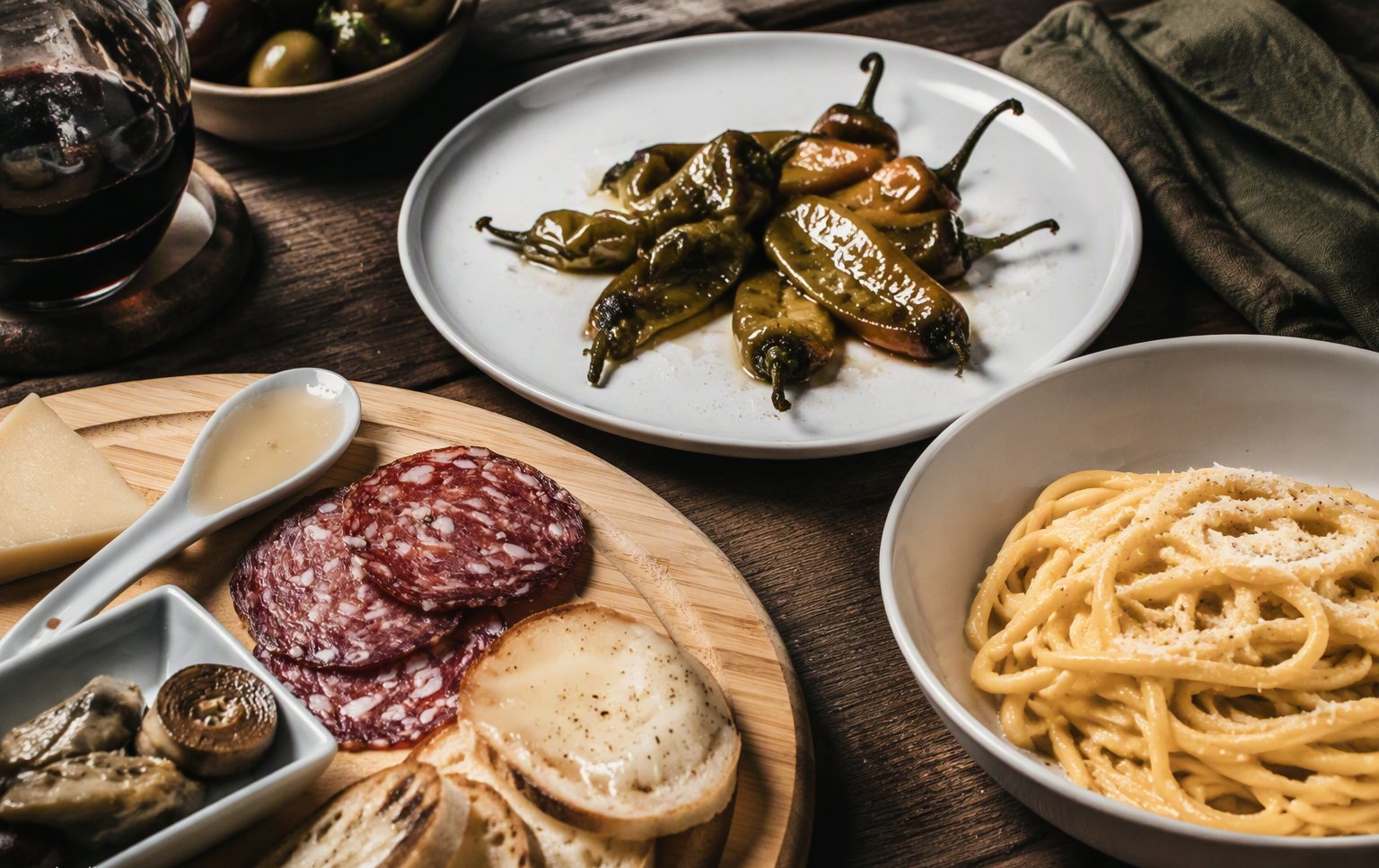 Il tagliere con salumi, pane e le piccole cose della casa